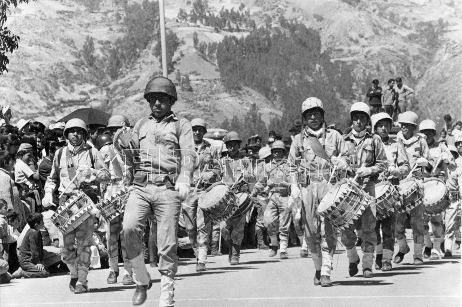 Huaraz, 27 julio 1972 / Imponente banda de música de un colegio nacional durante el desfile escolar que fue presidido por autoridades civiles y militares.
 Foto:ANDINA/Archivo Histórico de El Peruano