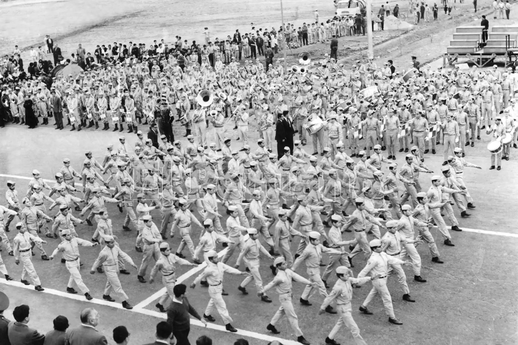 ima, 22 julio 1966 / En una hora y 45 minutos desfilaron más de 25 mil alumnos en el ensayo general del desfile premilitar en el Campo de Marte. En total participaron 23 colegios nacionales y particulares.  Foto:ANDINA/Archivo Histórico de El Peruano