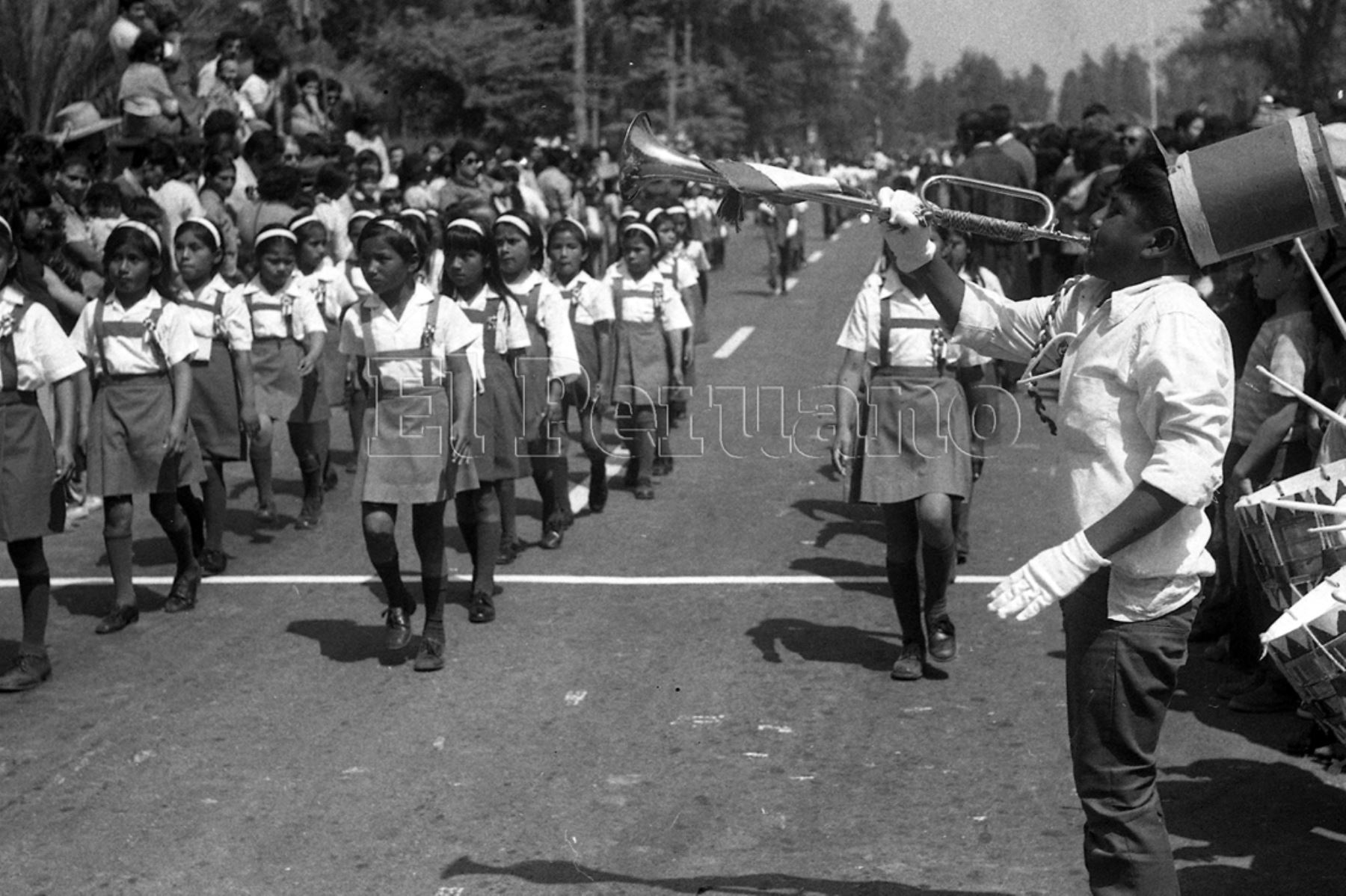 Lima,  julio 1975 / Alumnos de los colegios de Cieneguilla en desfile escolar en el marco de la celebración por Fiesta Patrias.
 Foto:ANDINA/Archivo Histórico de El Peruano