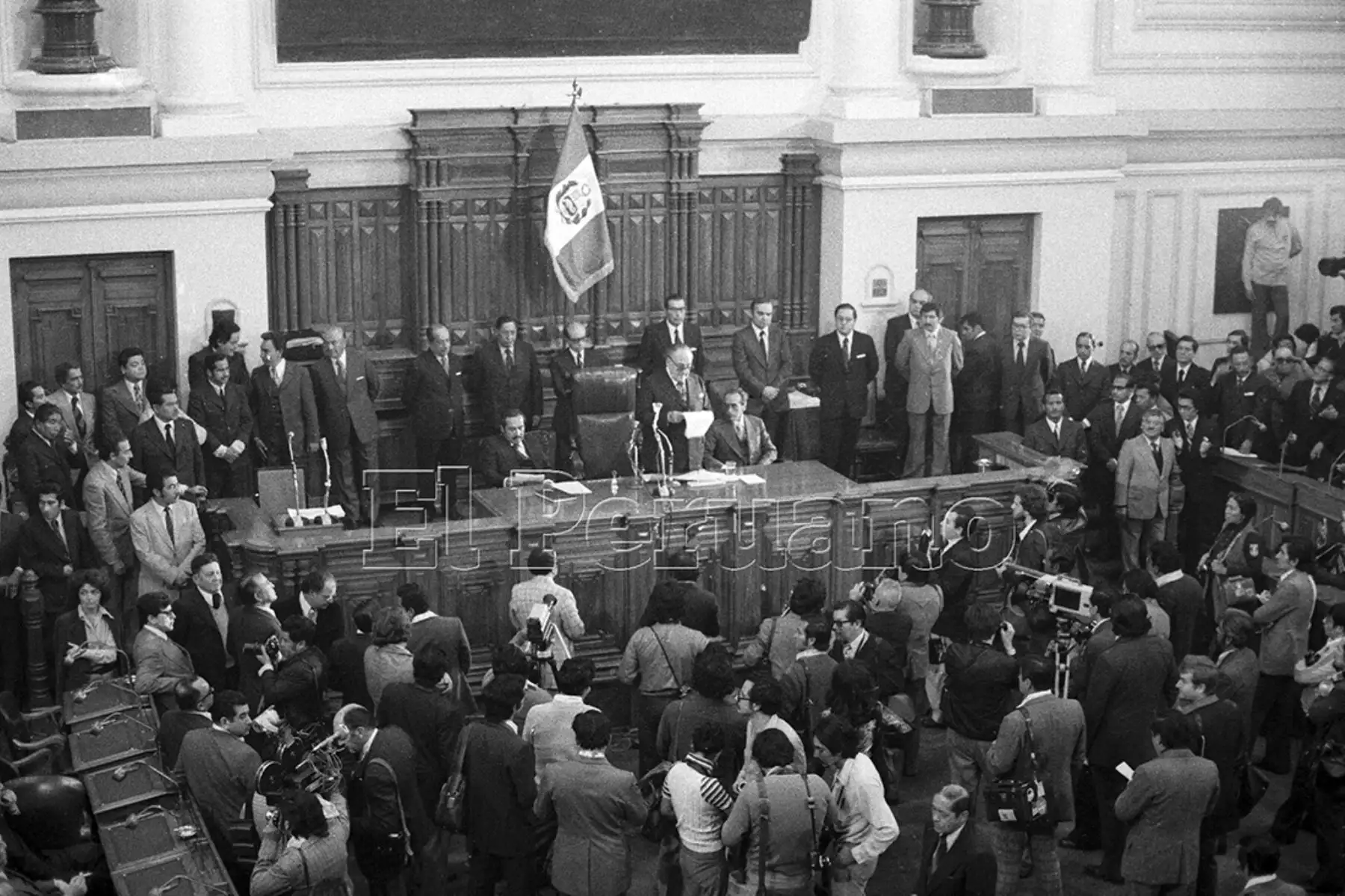 Lima - 28 julio 1978 / Víctor Raúl Haya de la Torre leyendo su discurso durante la instalación de las Asamblea Constituyente. "Necesitamos una constitución concisa y pragmática, que se centre en torno al hombre y a los derechos humanos y forje un Estado nuevo para una sociedad mejor", dijo el líder del Apra.  Foto: Archivo Histórico de El Peruano.