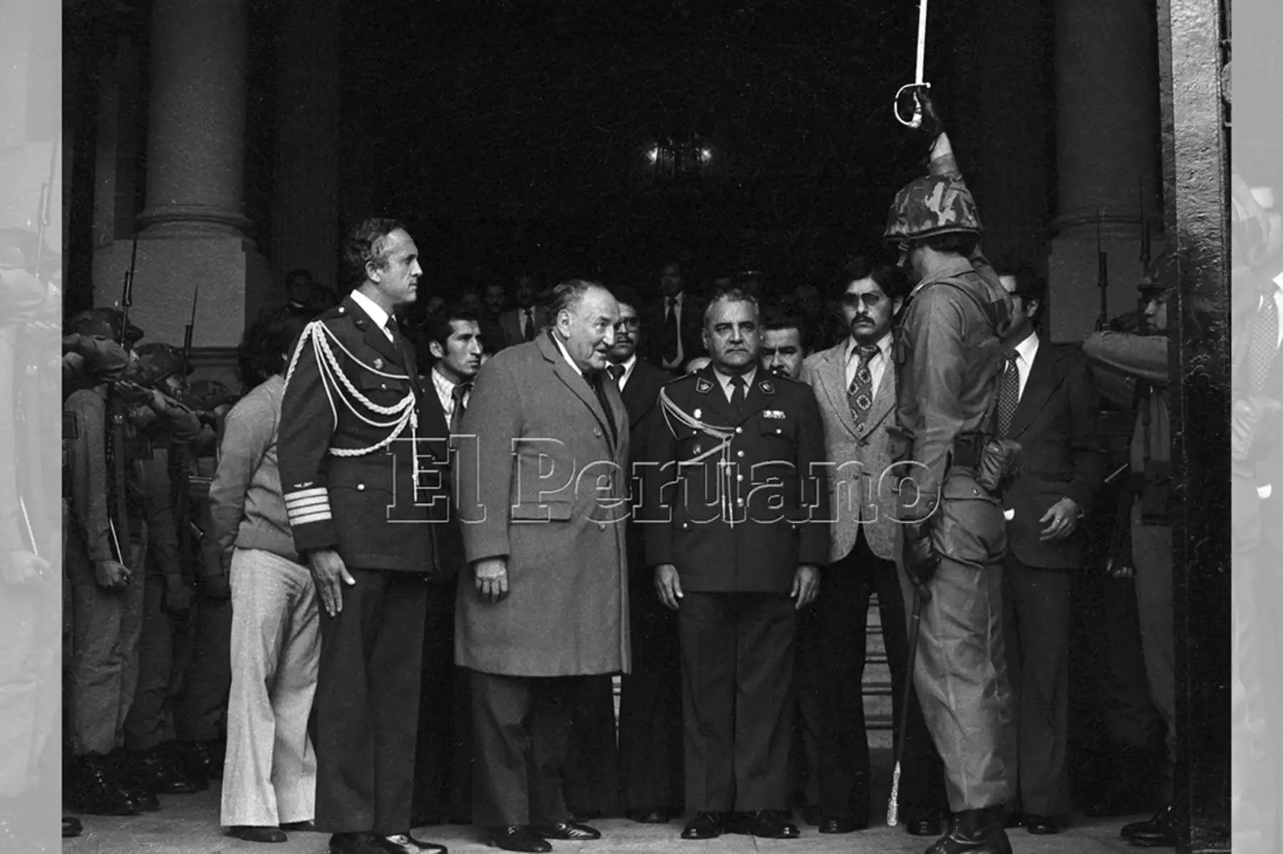 Lima - 4 agosto 1978 / Víctor Raúl Haya de la Torre, presidente de la Asamblea Constituyente, recibe honores militares a su salida de la sede del Congreso.  Foto: Archivo Histórico de El Peruano.