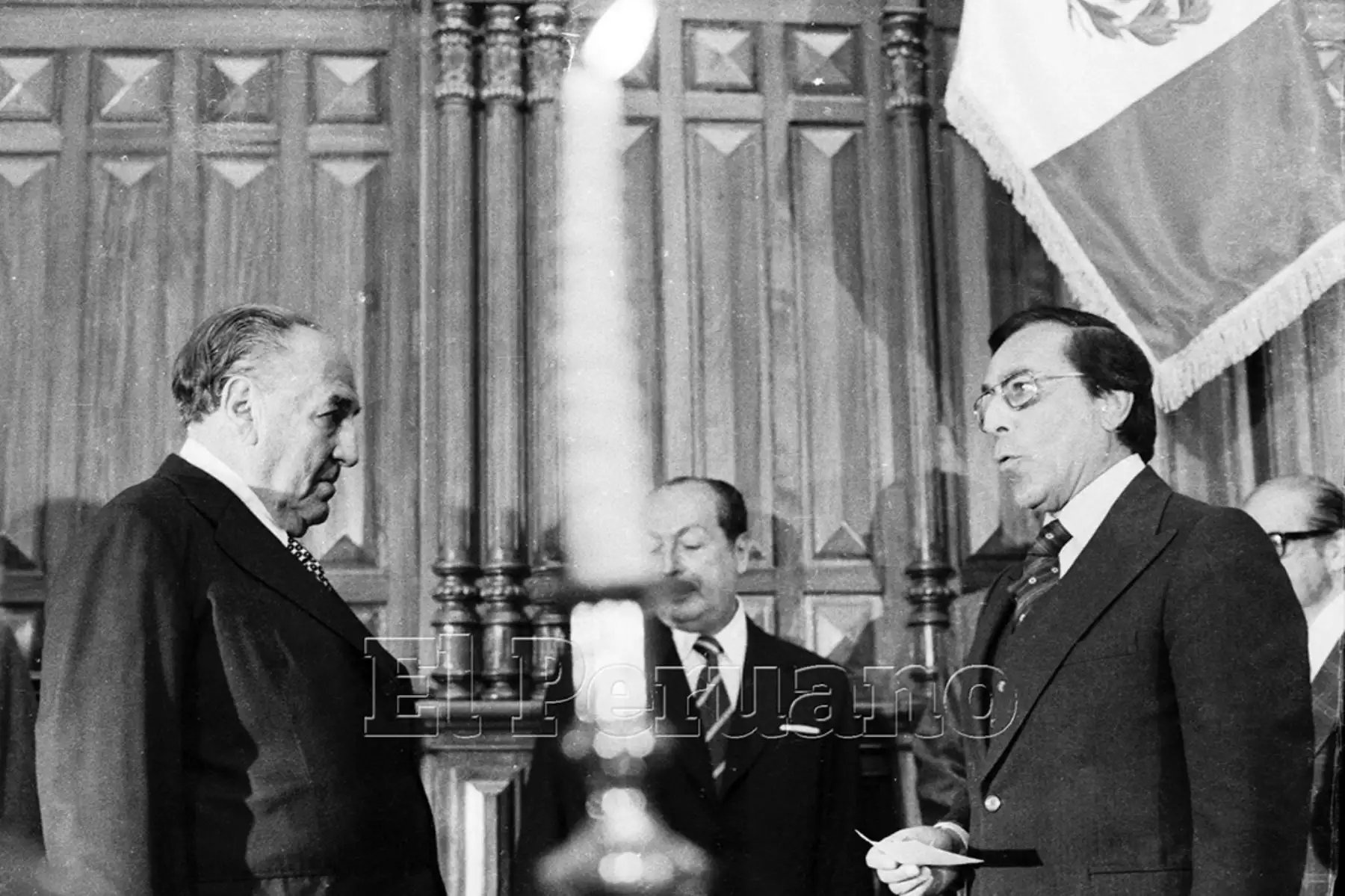 Lima - 18 julio 1978 / El líder y fundador del Apra, Víctor Raúl Haya de la Torre,  juramenta como presidente de la Junta Preparatoria de la  Asamblea Constituyente ante Luis Bedoya Reyes, representante del Partido Popular Cristiano.  Foto: Archivo Histórico de El Peruano.
