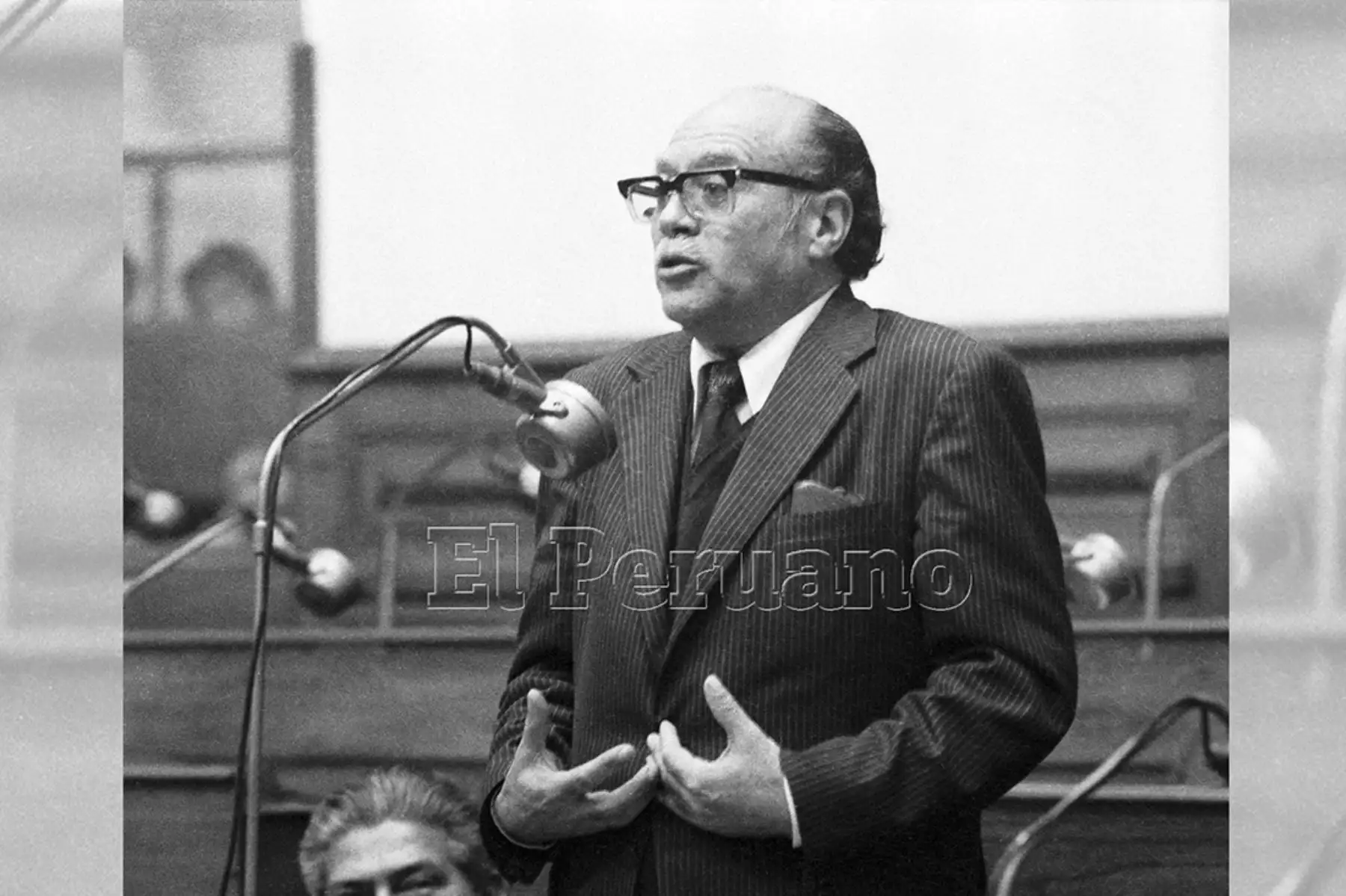 Lima - 15 agosto 1978 / Héctor Cornejo Chávez, líder y  representante de la Democracia Cristiana, durante el debate del reglamento de la Asamblea Constituyente. Foto: Archivo Histórico del Diario Oficial EL PERUANO.