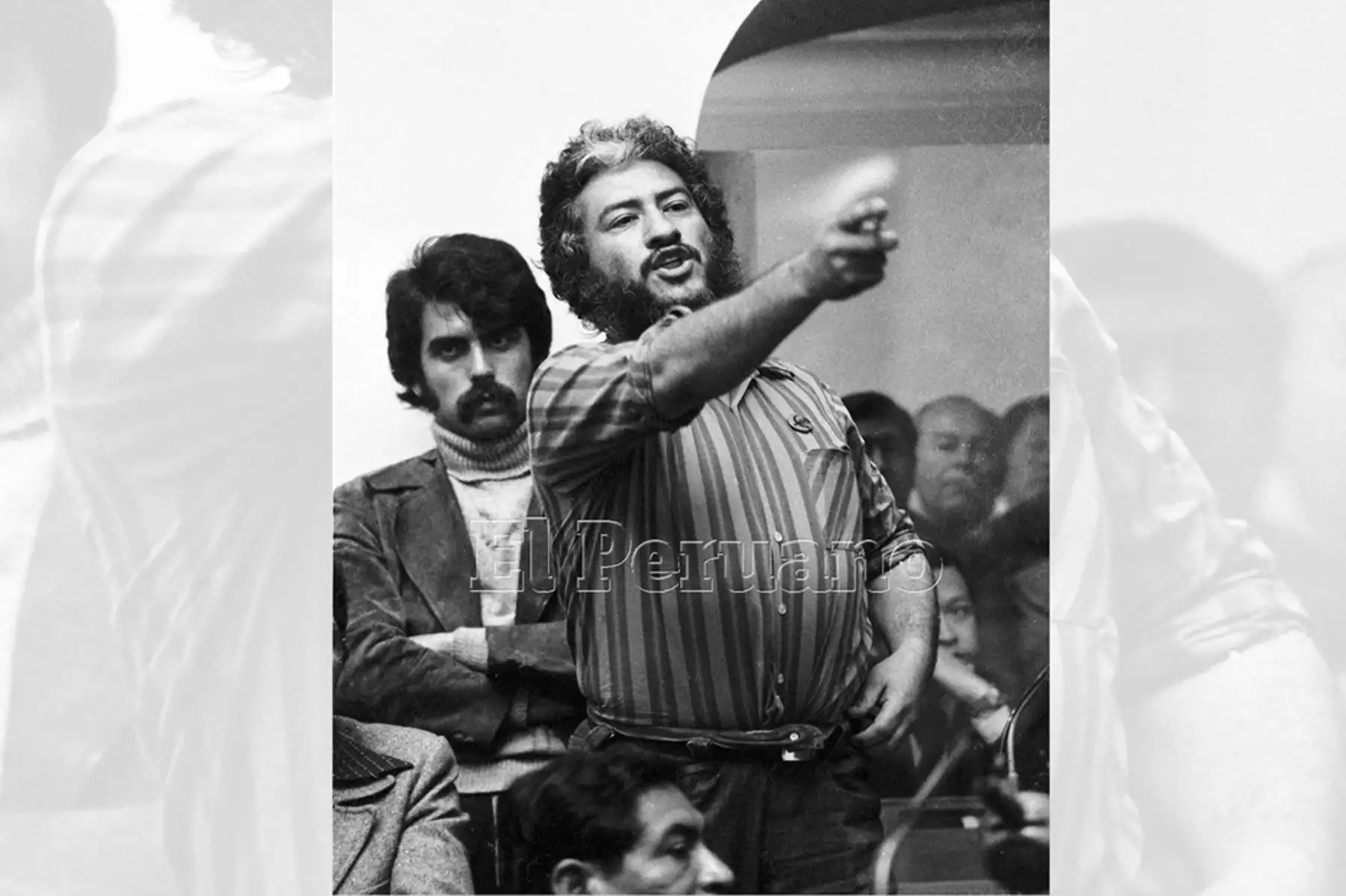 Lima - 18 julio 1978 / Hugo Blanco representante del Frente Obrero Campesino Estudiantil y Popular (FOCEP)  durante la instalación de la Junta Preparatoria de la Asamblea Constituyente. Detrás del líder izquierdista aparece el periodista Nicolás Lúcar.  Foto: Archivo Histórico de El Peruano.