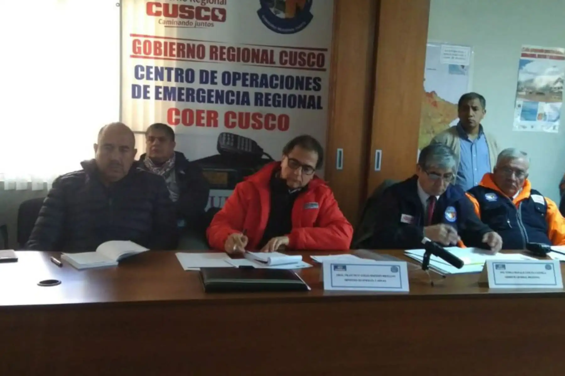 El ministro de Energía y Minas, Francisco Ísmodes, llegó hoy a la región Cusco para reunirse con la plataforma de Defensa Civil de la región Cusco, e informar las medidas inmediatas que el Estado viene ejecutando para atender la emergencia por las heladas que afectan a la población vulnerable.