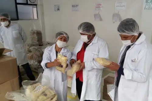 Con el propósito de realizar el seguimiento y la vigilancia en la entrega del desayuno a los escolares de todo el país, el Programa Nacional de Alimentación Escolar Qali Warma supervisó 46 entidades, de las cuales 8 son almacenes de proveedores y 38 instituciones educativas.