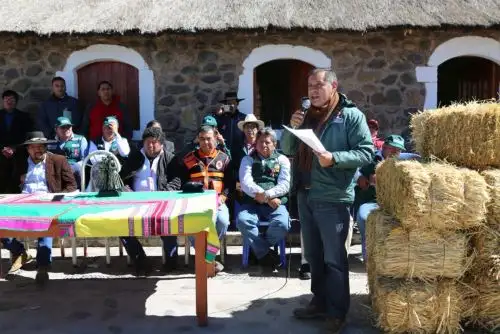 Como parte de la atención a zonas afectadas por bajas temperaturas, el ministro de Agricultura y Riego, Gustavo Mostajo, llegó hoy hasta el distrito de Sibayo, en la provincia de Caylloma, para supervisar la entrega de kits veterinarios y pacas de heno a los distritos de Arequipa declarados en emergencia por las bajas temperaturas.