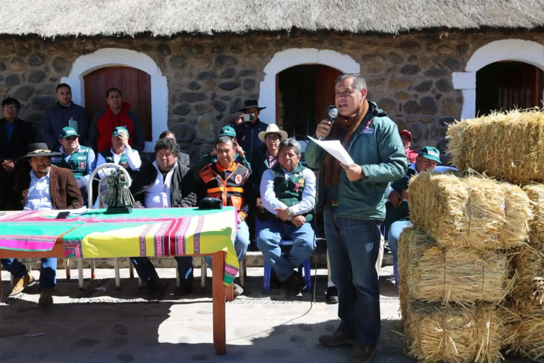 Como parte de la atención a zonas afectadas por bajas temperaturas, el ministro de Agricultura y Riego, Gustavo Mostajo, llegó hoy hasta el distrito de Sibayo, en la provincia de Caylloma, para supervisar la entrega de kits veterinarios y pacas de heno a los distritos de Arequipa declarados en emergencia por las bajas temperaturas.
