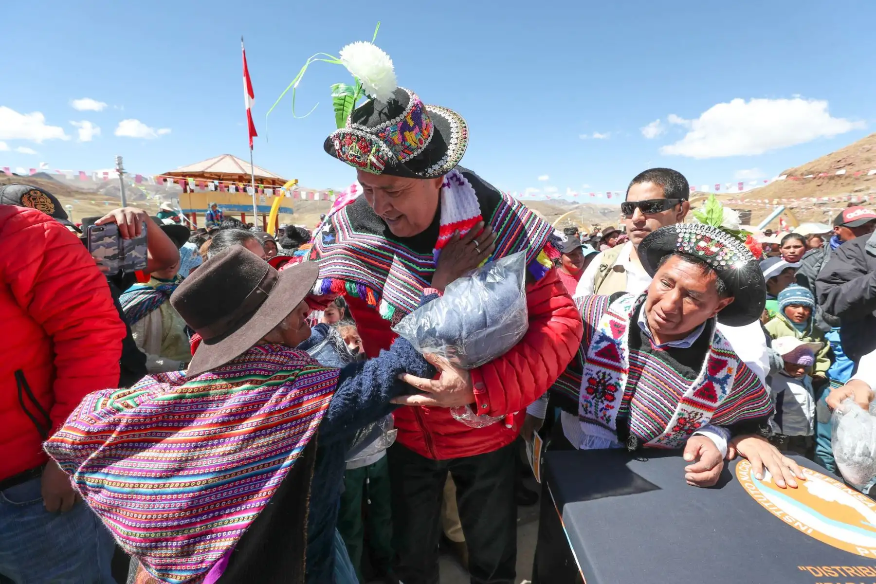 Ministro de Defensa, José Huerta, llego a la localidad de Pilpichaca, en Huancavelica, donde superviso la entrega de ayuda humanitaria a población afectada por bajas temperaturas.. Foto:ANDINA/Mindef