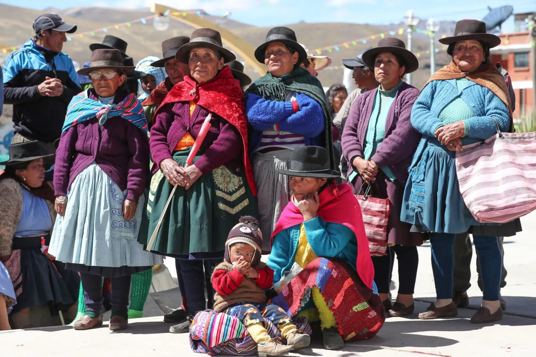 Los pobladores de la localidad de Pilpichaca, en Huancavelica, recibieron ayuda humanitaria a población afectada por bajas temperaturas. Foto:ANDINA/Mindef