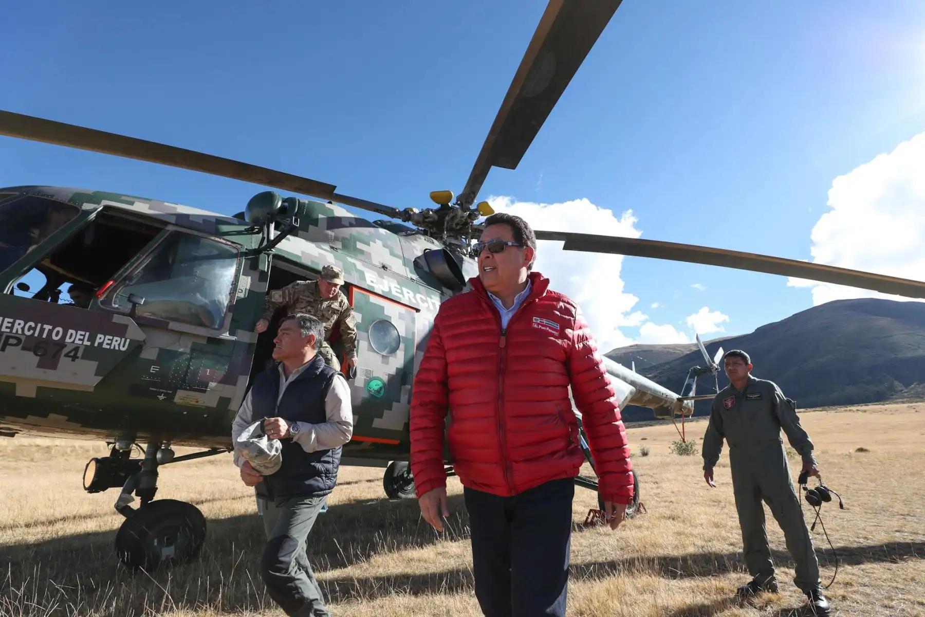 Ministro de Defensa, José Huerta, llego a la localidad de Pilpichaca, en Huancavelica, donde superviso la entrega de ayuda humanitaria a población afectada por bajas temperaturas. Foto:ANDINA/Mindef