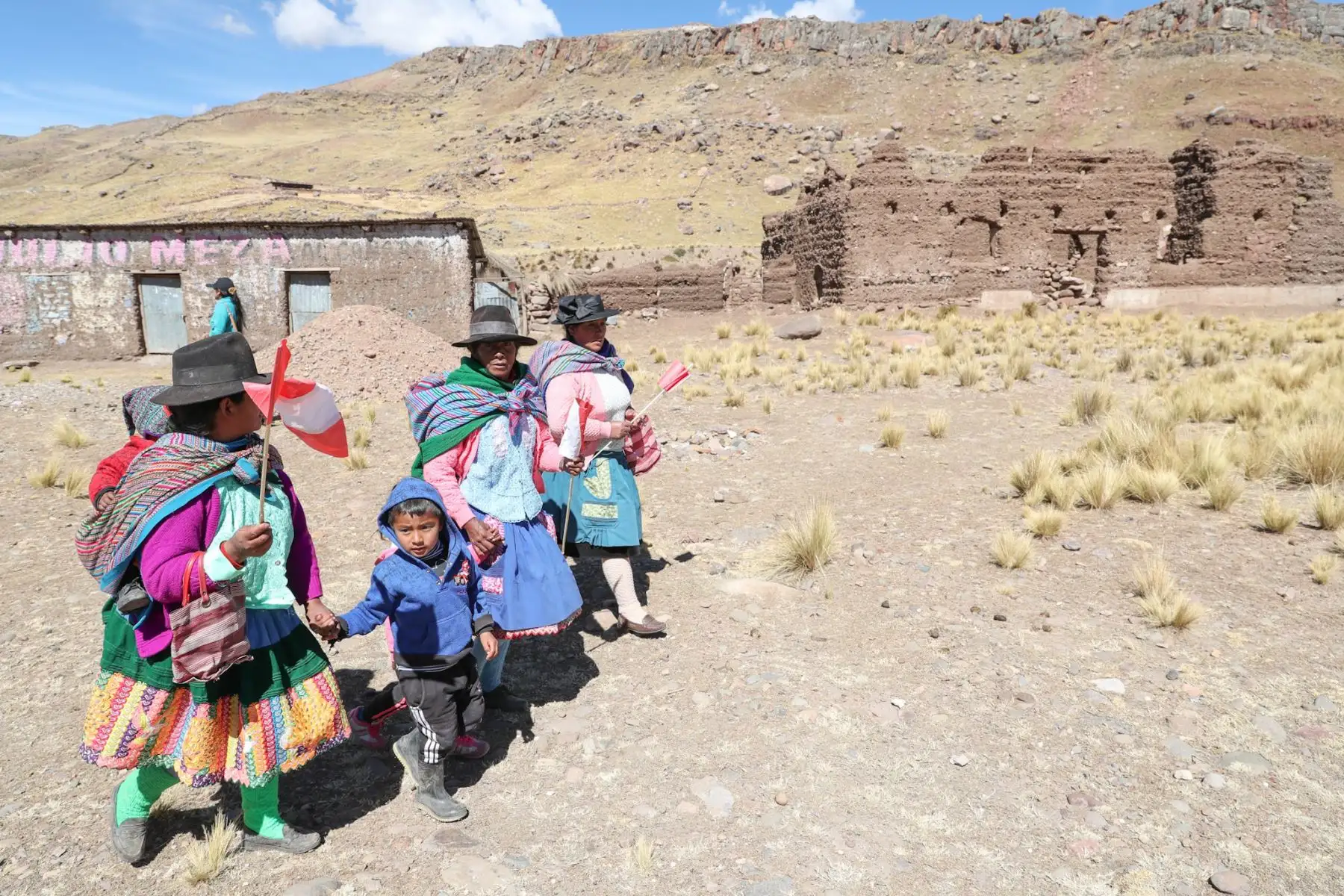 Los pobladores de la localidad de Pilpichaca, en Huancavelica, recibieron ayuda humanitaria a población afectada por bajas temperaturas. Foto:ANDINA/Mindef