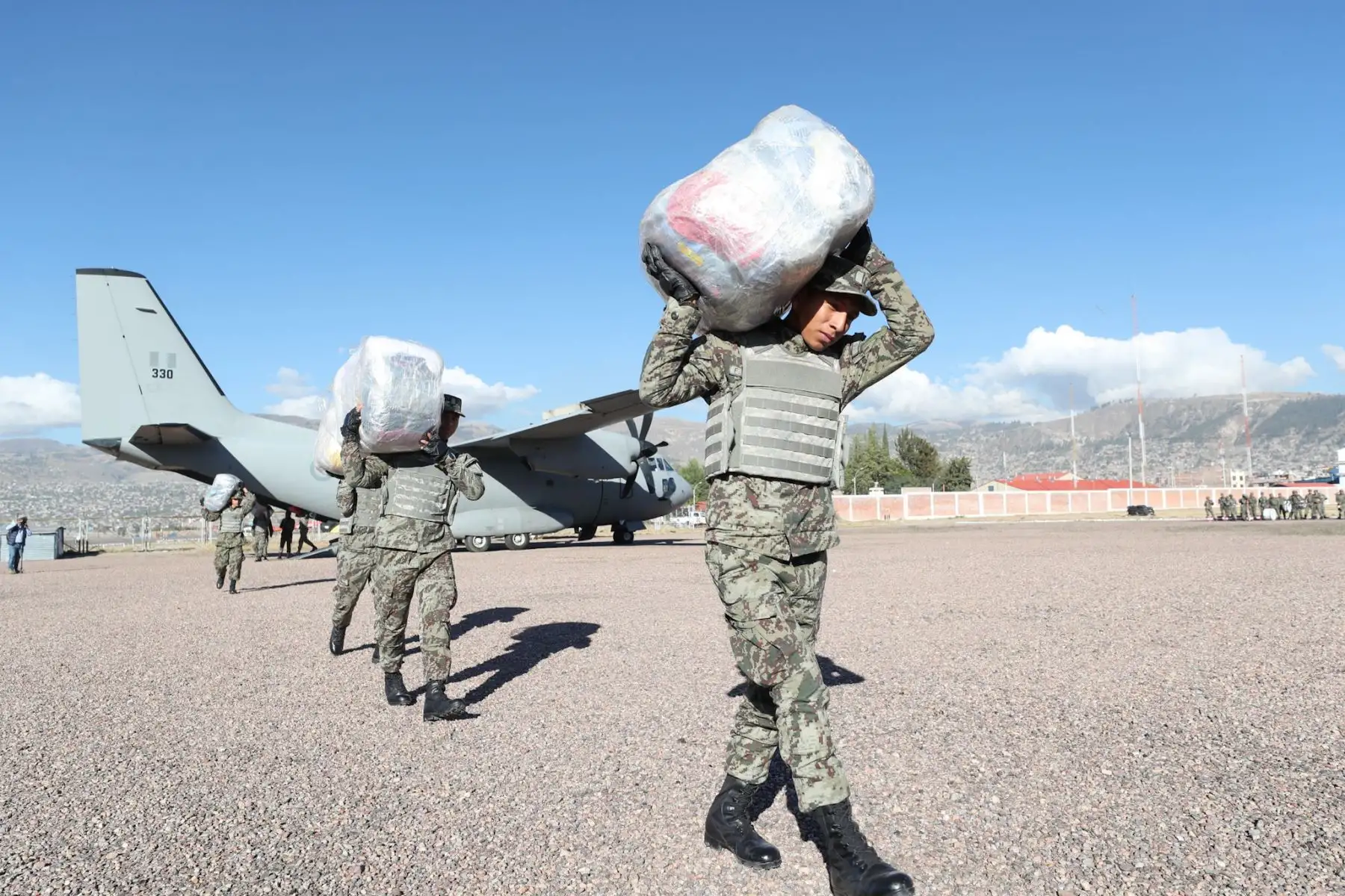 El ejercito llego a Pilpichaca, localidad a más de 4 mil metros de altura en Huancavelica, entregando frazadas y ropa de abrigo para población afectada por descenso de temperaturas Foto:ANDINA/Mindef