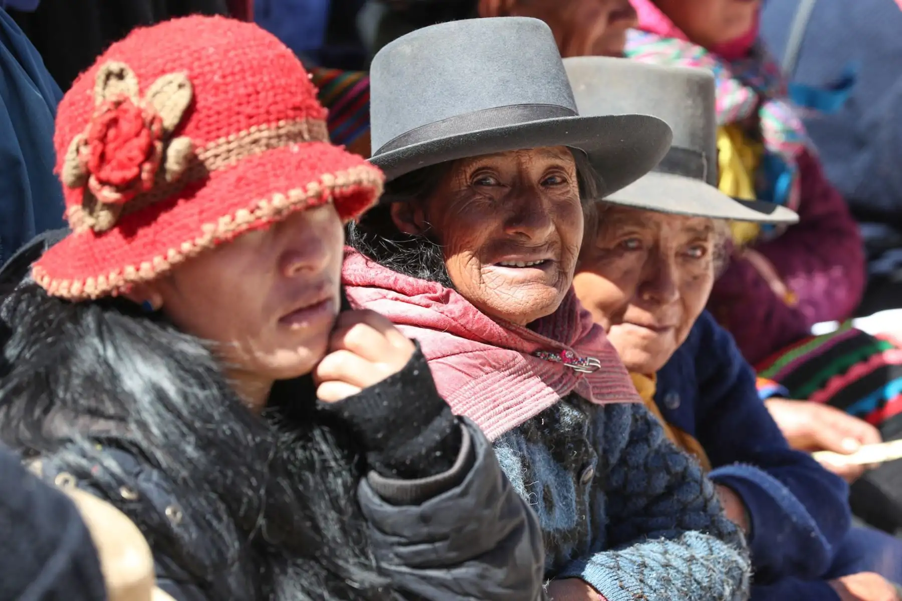 Los pobladores de la localidad de Pilpichaca, en Huancavelica, recibieron ayuda humanitaria a población afectada por bajas temperaturas. Foto:ANDINA/Mindef