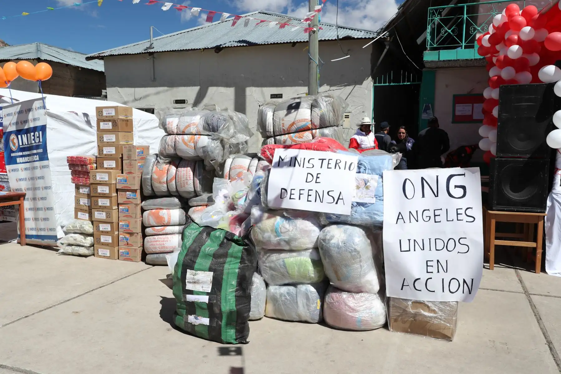 Ministro de Defensa, José Huerta, llego a la localidad de Pilpichaca, en Huancavelica, donde superviso la entrega de ayuda humanitaria a población afectada por bajas temperaturas. Foto:ANDINA/Mindef