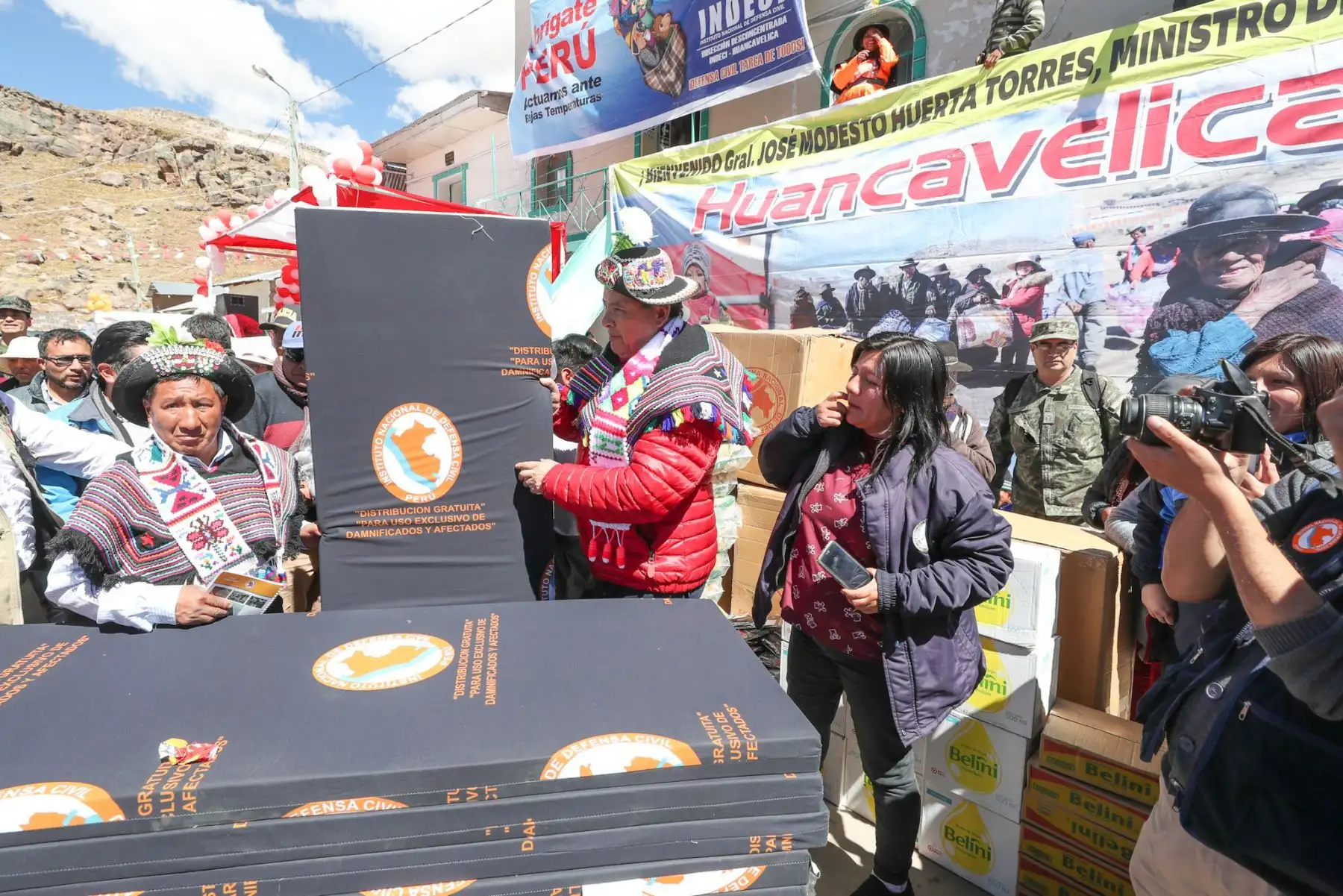 Ministro de Defensa, José Huerta, llego a la localidad de Pilpichaca, en Huancavelica, donde superviso la entrega de ayuda humanitaria a población afectada por bajas temperaturas. Foto:ANDINA/Mindef