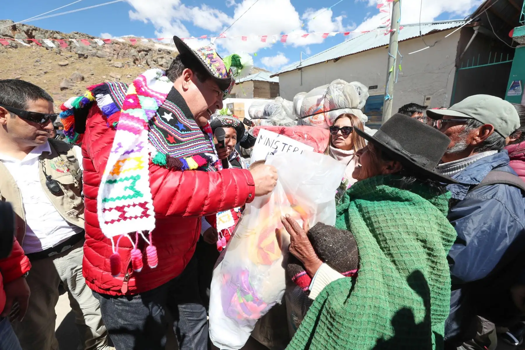 Ministro de Defensa, José Huerta, llego a la localidad de Pilpichaca, en Huancavelica, donde superviso la entrega de ayuda humanitaria a población afectada por bajas temperaturas. Foto:ANDINA/Mindef