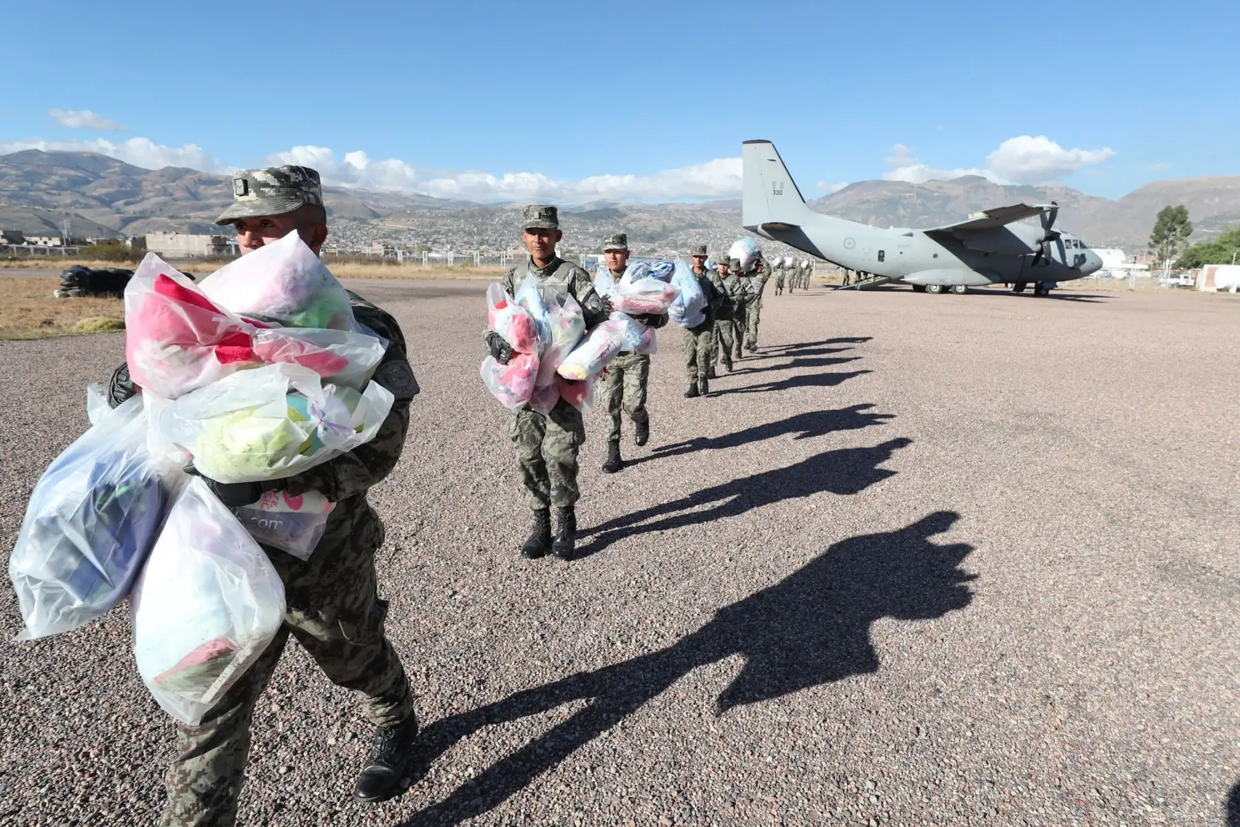 El ejercito llego a Pilpichaca, localidad a más de 4 mil metros de altura en Huancavelica, entregando frazadas y ropa de abrigo para población afectada por descenso de temperaturas Foto:ANDINA/Mindef