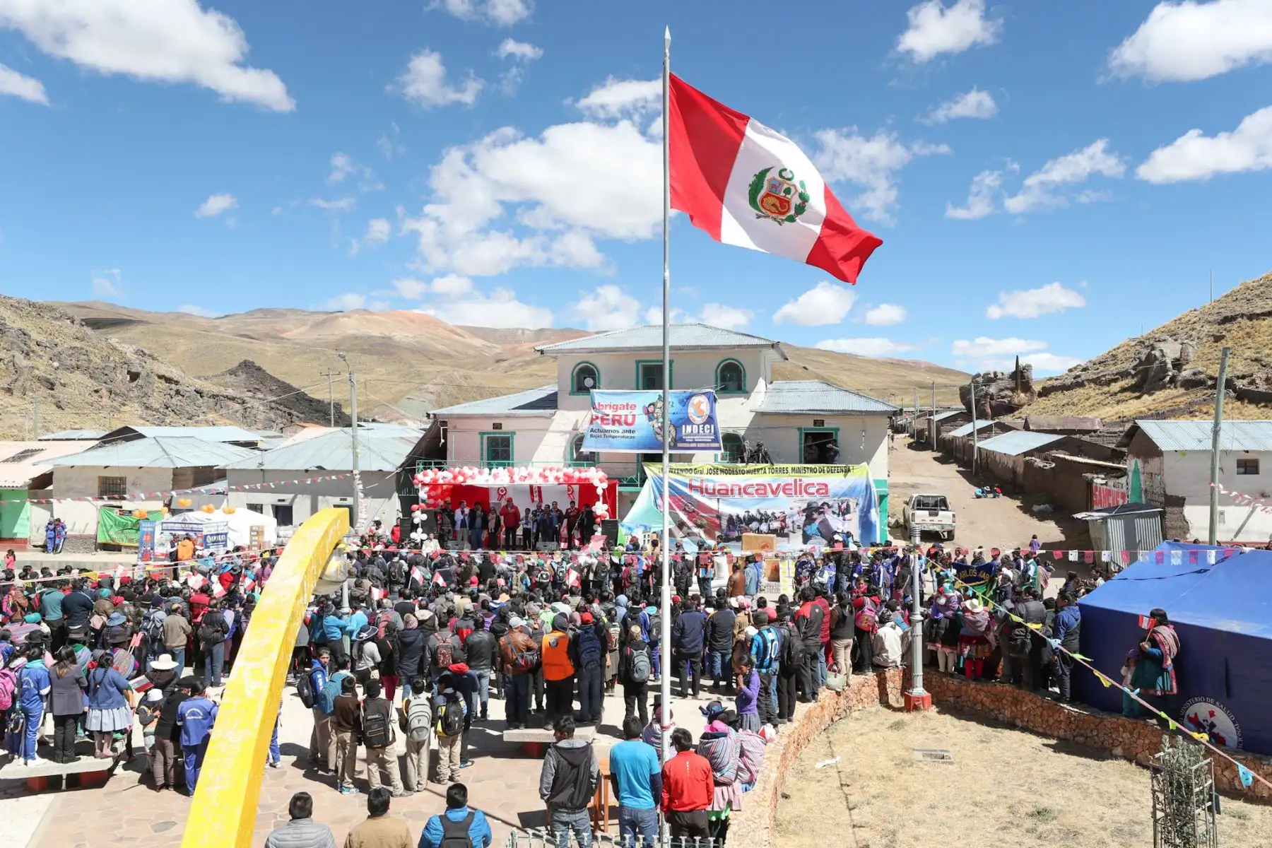 Los pobladores de la localidad de Pilpichaca, en Huancavelica, recibieron ayuda humanitaria a población afectada por bajas temperaturas. Foto:ANDINA/Mindef