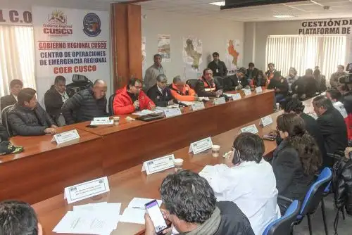 El ministro de Energía y Minas, Francisco Ísmodes, coordinó hoy en la región Cusco la distribución de ayuda humanitaria a las zonas afectadas por heladas en esa región, donde el Ejecutivo completó la entrega de 24,243 frazadas al gobierno regional con la finalidad de abrigar a igual número de personas de 18 distritos.