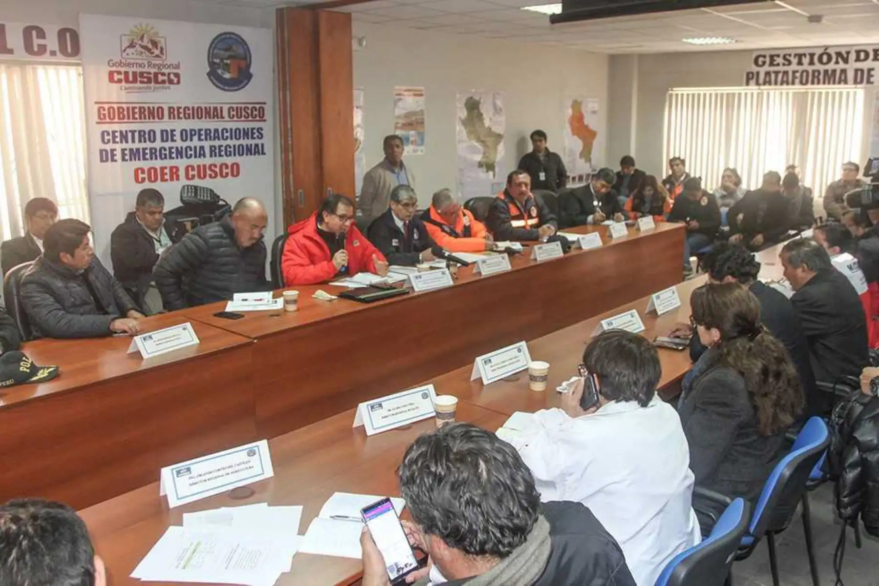 El ministro de Energía y Minas, Francisco Ísmodes, coordinó hoy en la región Cusco la distribución de ayuda humanitaria a las zonas afectadas por heladas en esa región, donde el Ejecutivo completó la entrega de 24,243 frazadas al gobierno regional con la finalidad de abrigar a igual número de personas de 18 distritos.