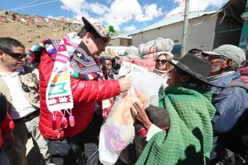 Un total de 158.09 toneladas de ayuda humanitaria, entre alimentos no perecibles y bienes diversos, es lo que ha entregado hasta el momento el Ejecutivo, a través del Instituto Nacional de Defensa Civil (Indeci), a la población afectada por las bajas temperaturas en la región Huancavelica, en el marco del Plan Multisectorial ante Heladas y Friaje 2018.