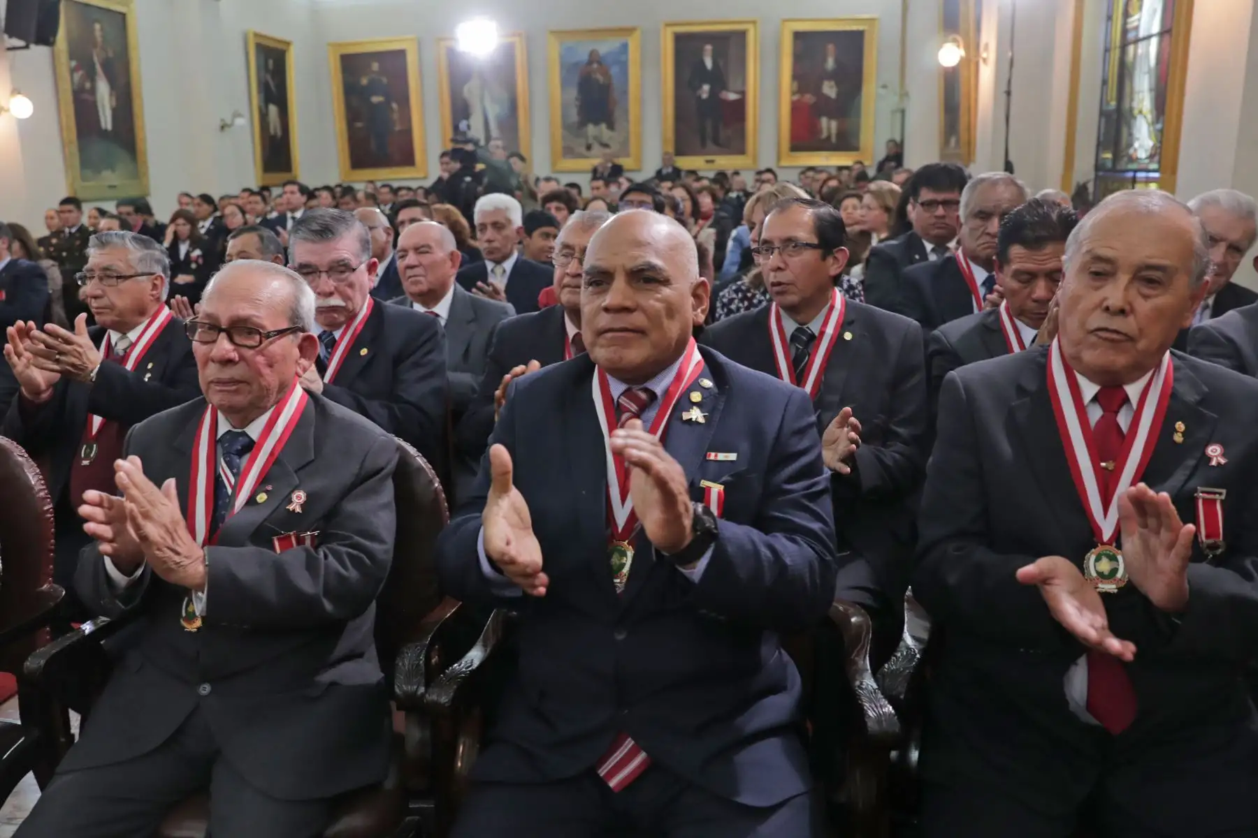 Presidente Vizcarra recibe la medalla Presidente Nato de la Benemérita Sociedad Fundadores de la Independencia.