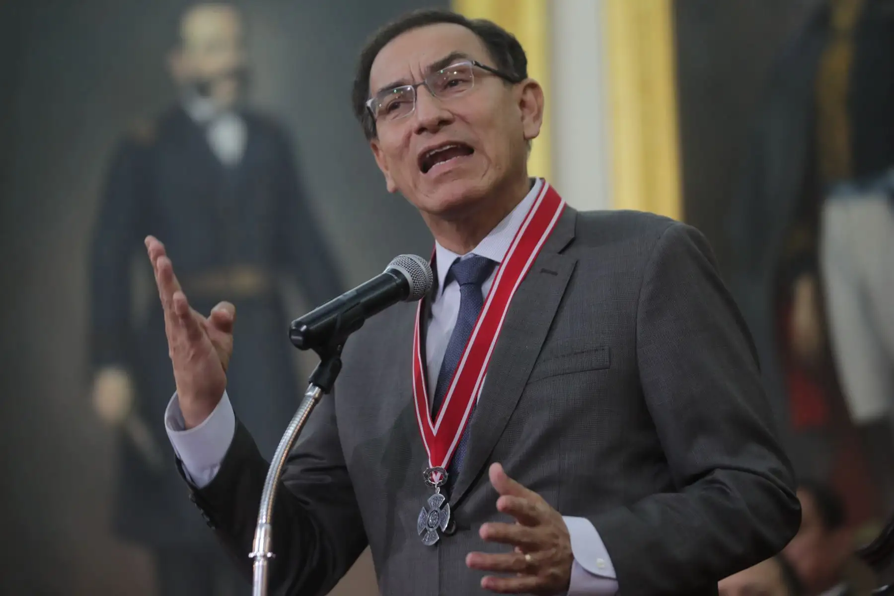 Presidente Vizcarra recibe la medalla Presidente Nato de la Benemérita Sociedad Fundadores de la Independencia.