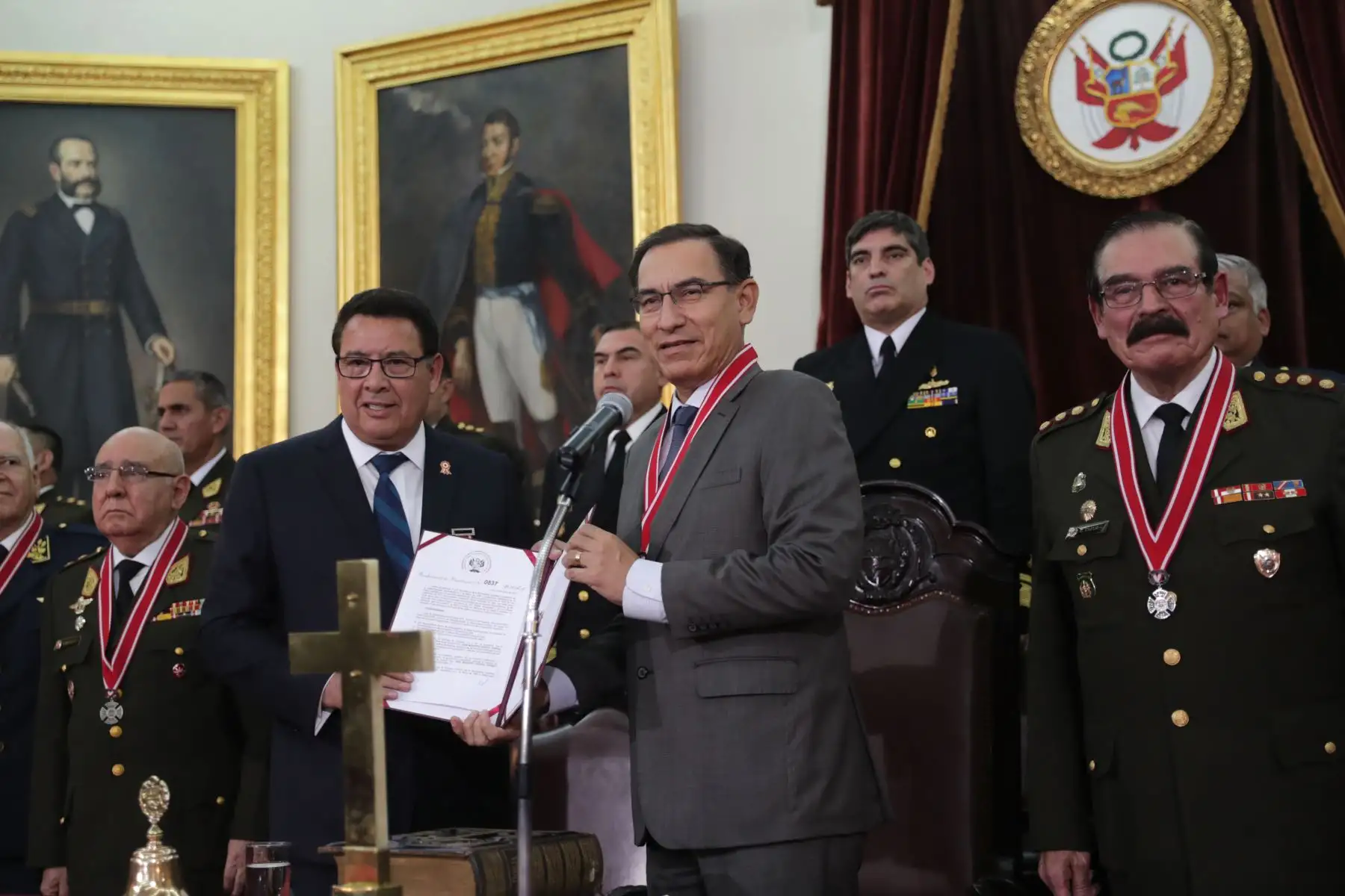 Presidente Vizcarra recibe la medalla Presidente Nato de la Benemérita Sociedad Fundadores de la Independencia.