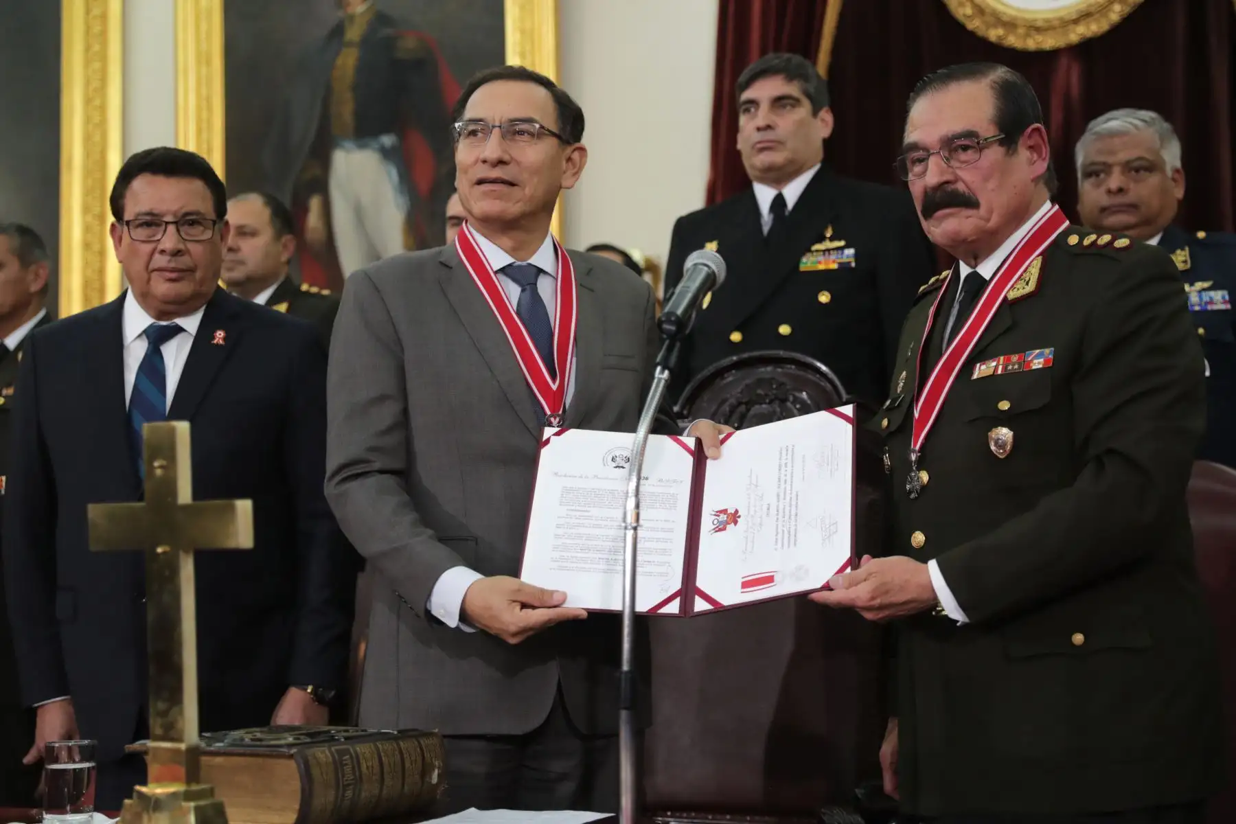 Presidente Vizcarra recibe la medalla Presidente Nato de la Benemérita Sociedad Fundadores de la Independencia.