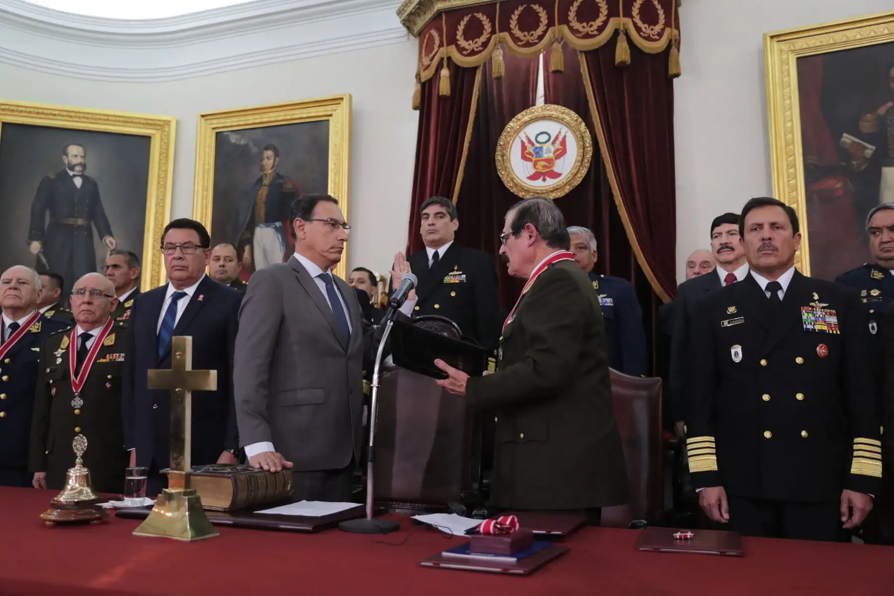 Presidente Vizcarra recibe la medalla Presidente Nato de la Benemérita Sociedad Fundadores de la Independencia.