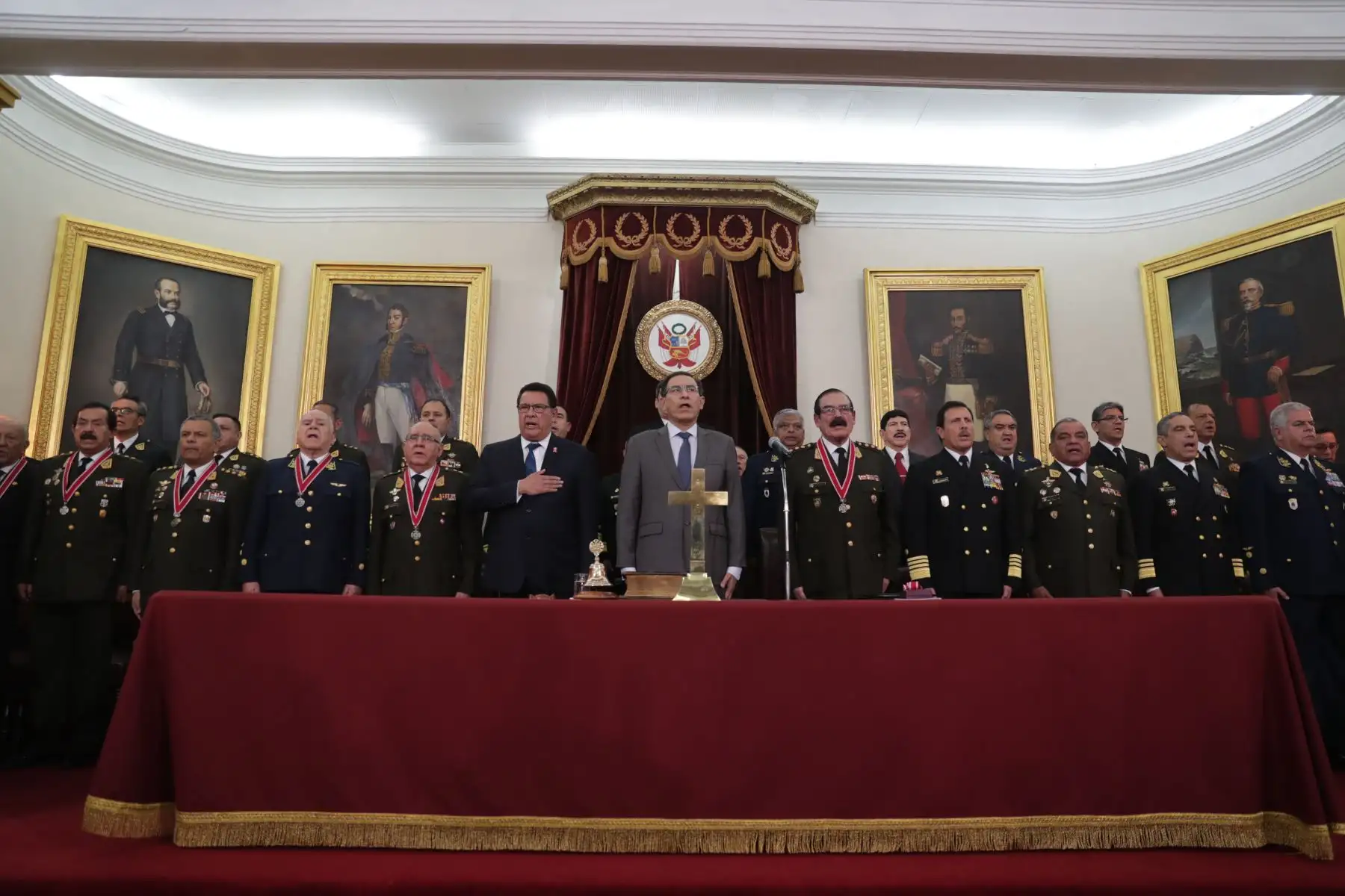 Presidente Vizcarra recibe la medalla Presidente Nato de la Benemérita Sociedad Fundadores de la Independencia.