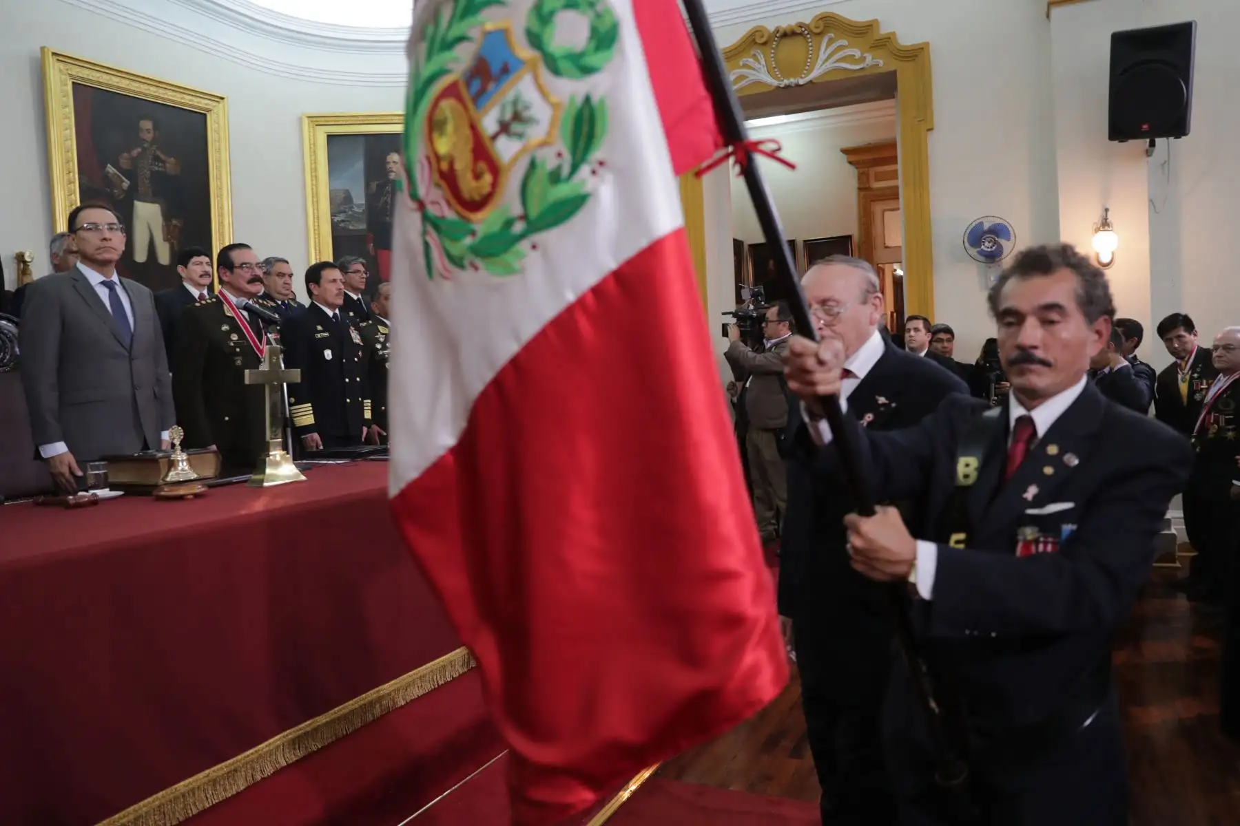 Presidente Vizcarra recibe la medalla Presidente Nato de la Benemérita Sociedad Fundadores de la Independencia.