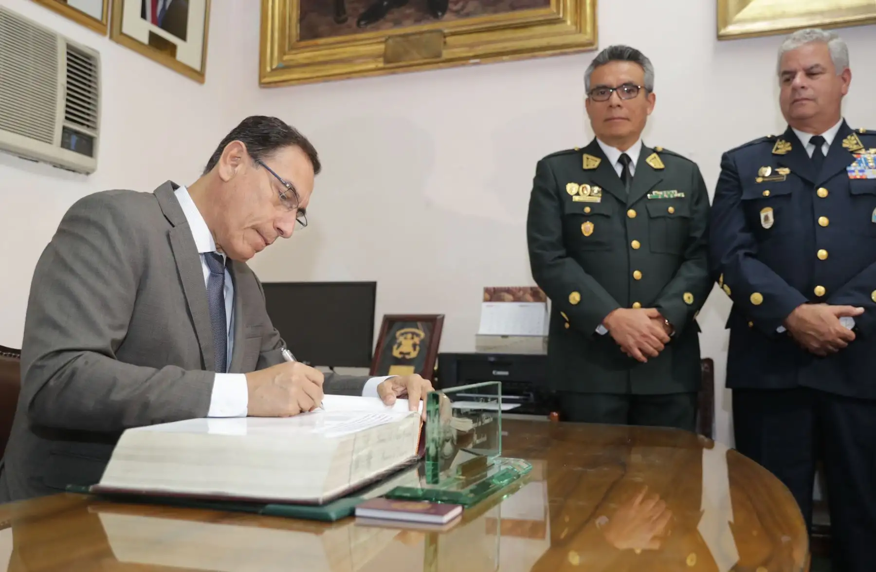 Presidente Vizcarra recibe la medalla Presidente Nato de la Benemérita Sociedad Fundadores de la Independencia.