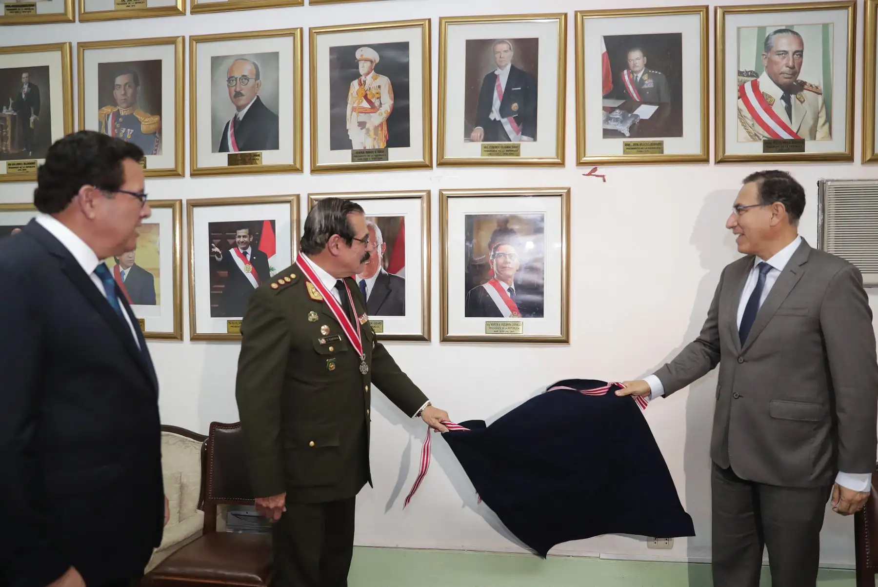 Presidente Vizcarra recibe la medalla Presidente Nato de la Benemérita Sociedad Fundadores de la Independencia.