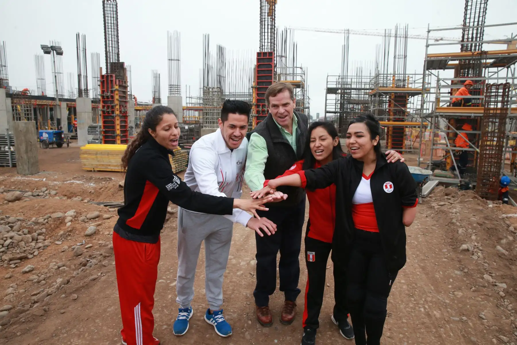 La meta es terminar las obras en marzo del 2019, tres meses antes de que se inicien los Panamericanos. Solo la piscina olímpica, por un tema técnico, se entregará en mayo. 
Se invierten alrededor de 1,500 millones de soles en toda la infraestructura deportiva, con