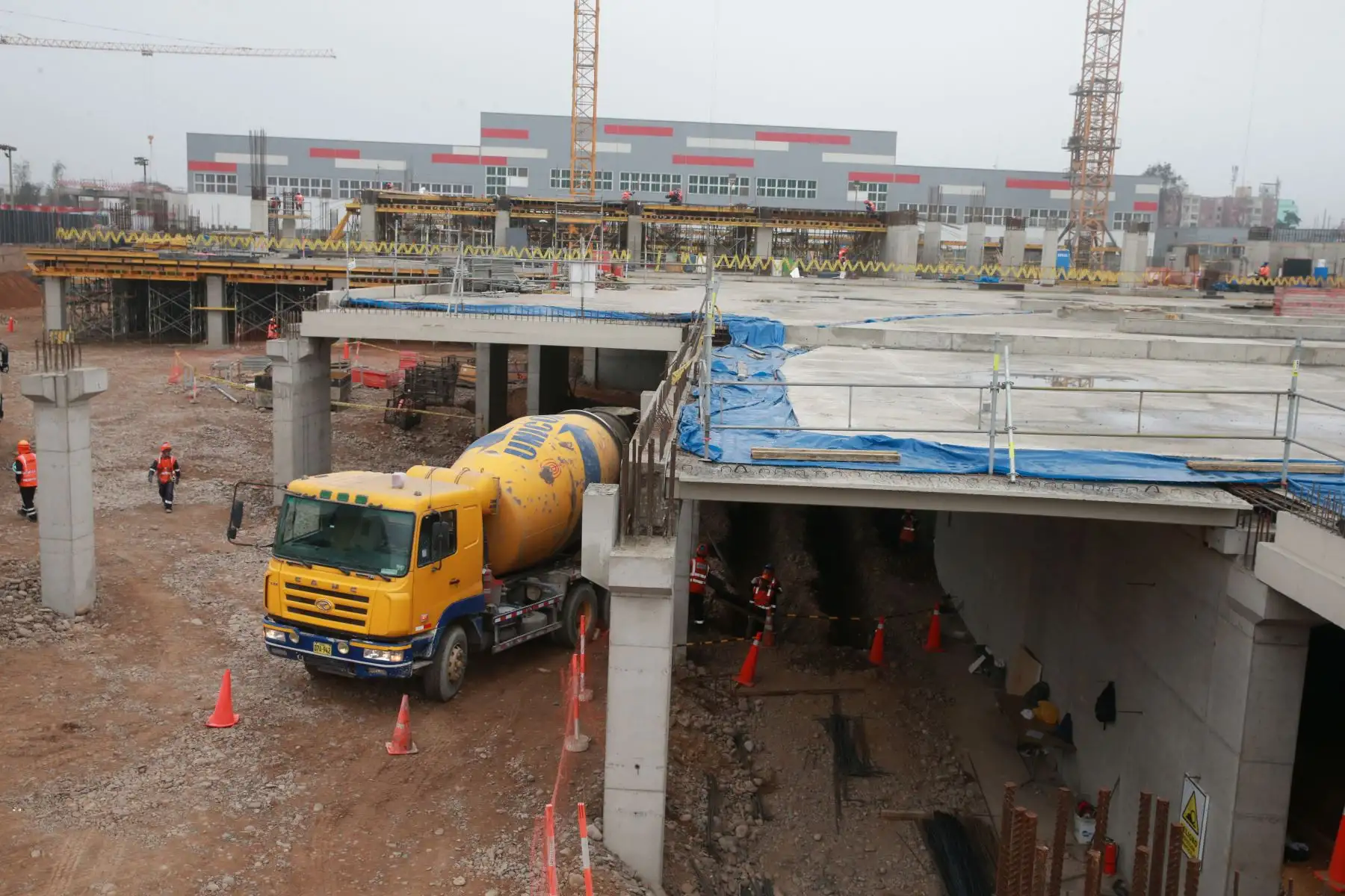 La cancha de calentamiento está sobre una gran estructura de cemento, en la cual habrá estacionamientos para 300 automóviles, pero no se utilizarán durante los Panamericanos, por razones de seguridad. Por ello se incentivará el uso de transporte público, como el Metro de Lima y los ómnibus. Debajo de las tribunas también habrá un área de alojamiento que utilizarán los deportistas.  Foto: ANDINA/Vidal Tarqui