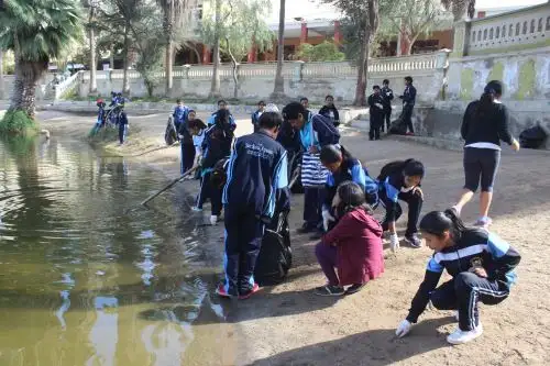 CortesíaEscolares recogen 388 kilos de basura durante campaña de limpieza en el balneario de la Huacachina, en Ica. Foto: Cortesía Genry Bautista