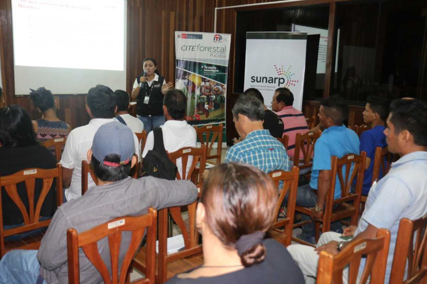 Como parte del programa de inclusión registral “Sunarp Emprendedor”, empresarios y emprendedores dedicados al sector de la madera de la ciudad de Pucallpa recibieron asesoría sobre los mecanismos legales y registrales que viabilicen su formalización.