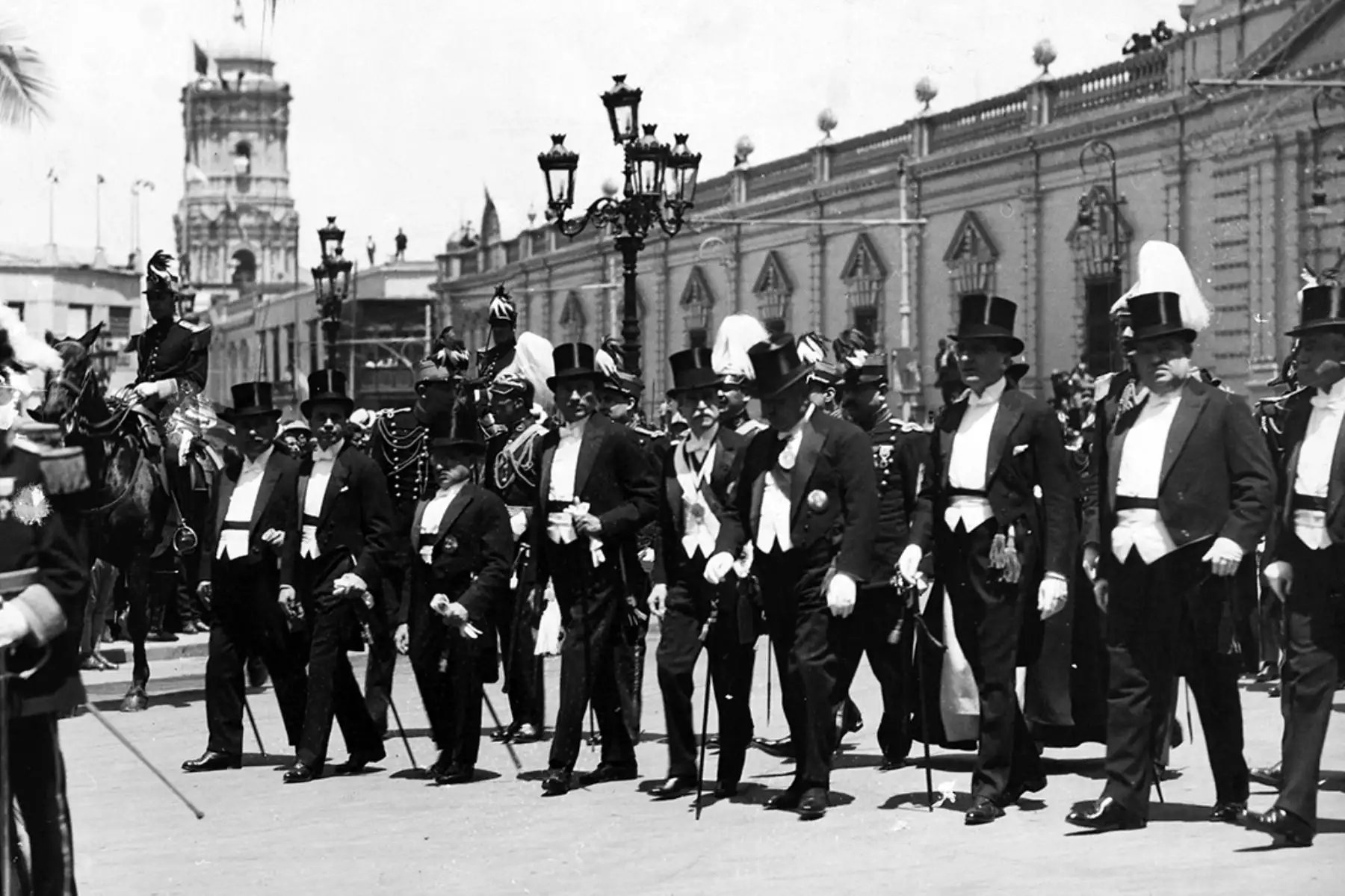 El presidente Augusto B. Leguía y su Gabinete Ministerial (Década 1920). Foto: Muestra Imagen y Memoria de la Democracia.