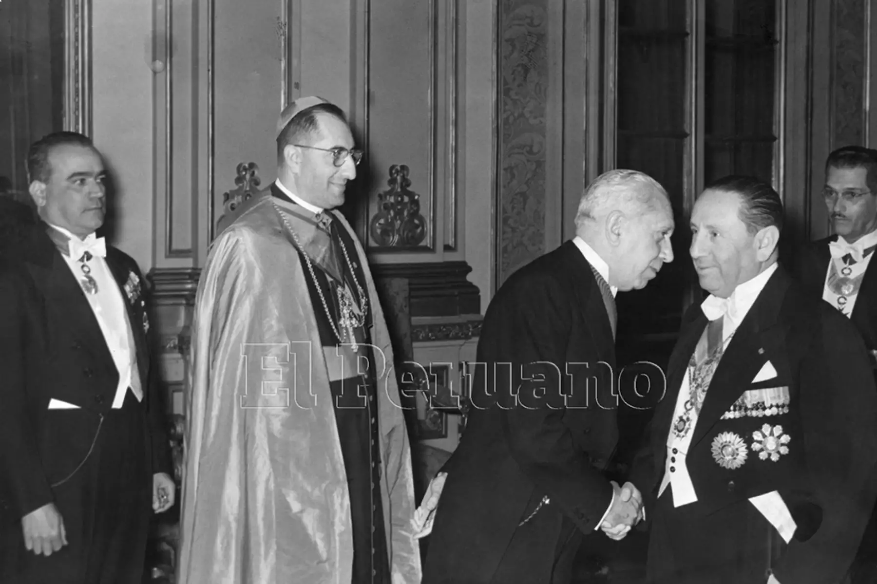 El presidente de la República Manuel A. Odría saludado por distinguidos asistentes al banquete que ofreció en Palacio de Gobierno con ocasión del aniversario de la Independencia Nacional ( 29 julio 1954).  Foto: Archivo Histórico de EL PERUANO