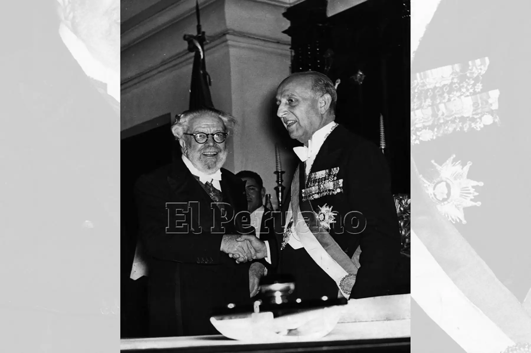 El doctor Manuel Prado y Ugarteche asume la presidencia de la República para el periodo 1956-1962. La foto recoge el instante luego de haberle sido ceñida la banda presidencial  por el presidente del Senado José Gálvez (28 julio 1956).  Foto: Archivo Histórico de EL PERUANO
