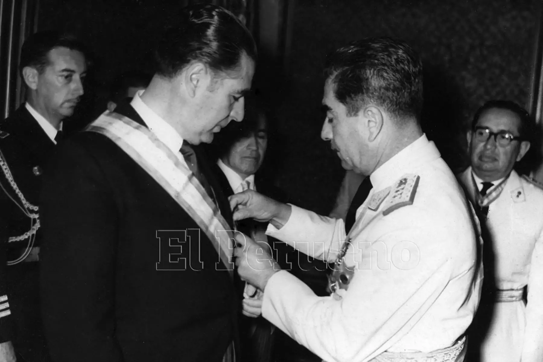 El nuevo presidente constitucional de la República, Fernando Belaúnde Terry, es condecorado con la Orden Militar de Ayacucho en el grado de Gran Cruz (28 de julio 1963).  Foto: Archivo Histórico de EL PERUANO