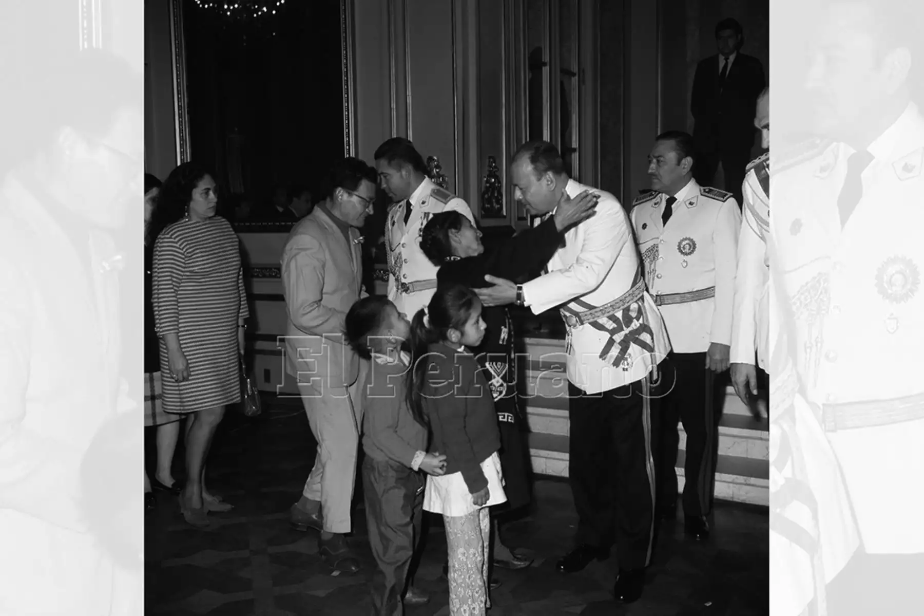 Ciudadanos de todo Lima llegaron a Palacio de Gobierno para saludar al presidente Juan Velasco Alvarado y a sus ministros por el aniversario de la Independencia Nacional (28 julio 1971).  Foto: Archivo Histórico de EL PERUANO