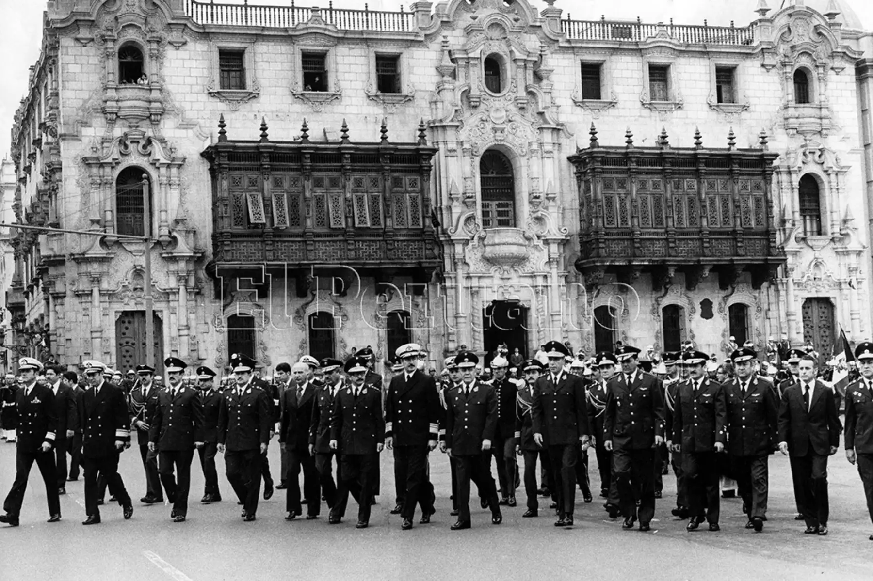 El presidente Francisco Morales Bermúdez y los miembros de la Junta Revolucionaria y del Gabinete Ministerial se dirigen a la Casa de Gobierno tras el solemne Te Deum en la Catedral (28 julio 1976).  Foto: Archivo Histórico de EL PERUANO