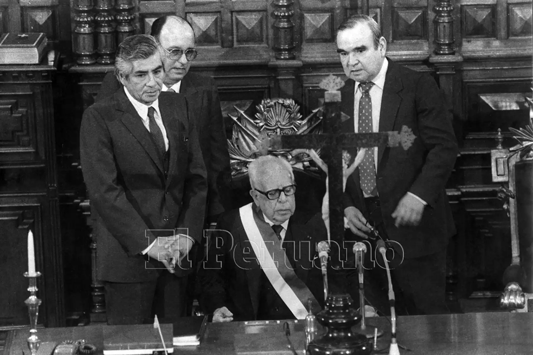 El presidente del Senado Luis Alberto Sánchez luce la banda presidencial a la espera de la llegada al Congreso del presidente electo Alan García Pérez (28 julio 1985).  Foto: Archivo Histórico de EL PERUANO