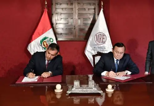 Ministros de Agricultura y Riego, Gustavo Mostajo, y de Relaciones Exteriores, Néstor Popolizio.