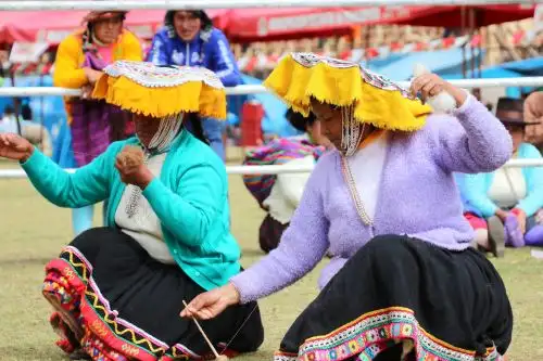 Tejedoras del distrito de Marcapata, en Cusco, conquistan el mercado de Dinamarca con prendas elaboradas con fibra de alpaca. Foto: ANDINA/Difusión.