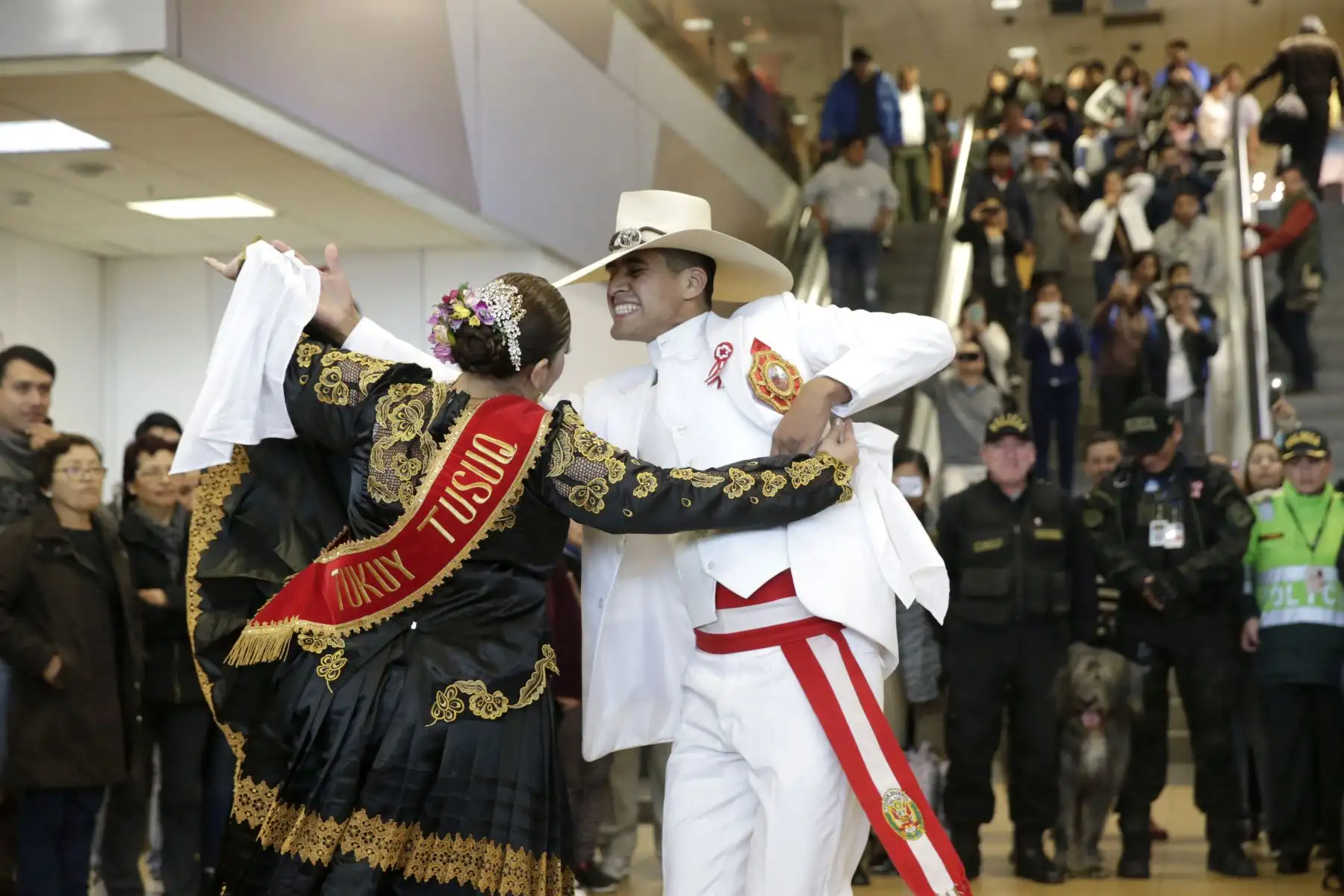 La Banda de Música de la PNP junto con el Elenco Nacional de Danzas de la PNP “Tukuy Tusuq” reciben a los pasajeros que llegan al aeropuerto Jorge Chavez. Foto: ANDINA/Melina Mejía