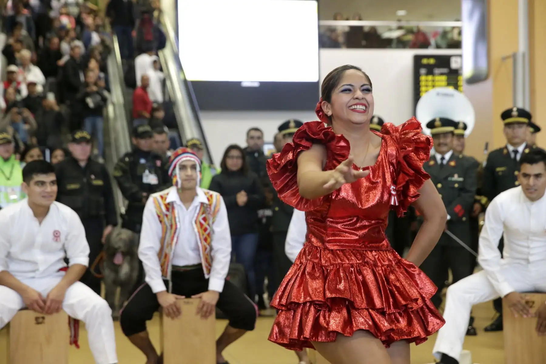 La Banda de Música de la PNP junto con el Elenco Nacional de Danzas de la PNP “Tukuy Tusuq” reciben a los pasajeros que llegan al aeropuerto Jorge Chavez. Foto: ANDINA/Melina Mejía